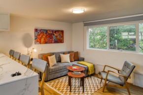 Comfy Apartment with Leafy Views by Tasman